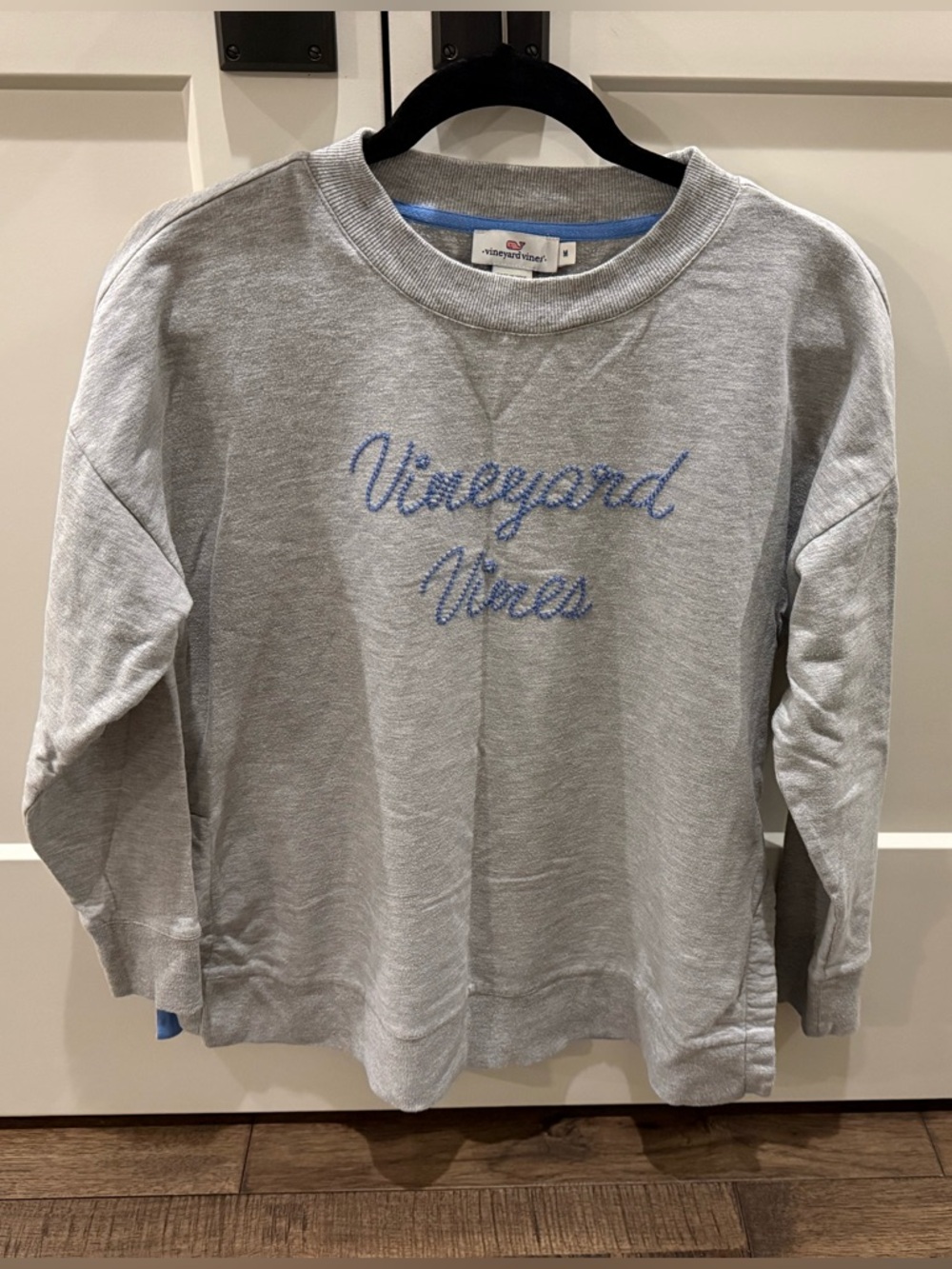 Vineyard Vines Womenโs Light Gray Crewneck Sweatshirt with Blue Embroidered Logo